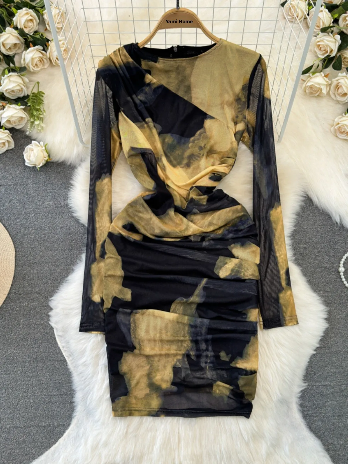 Vestido curto justo de manga crida com gola redonda, estampa adiente, camada base de malha e modelagem envolvente para p...