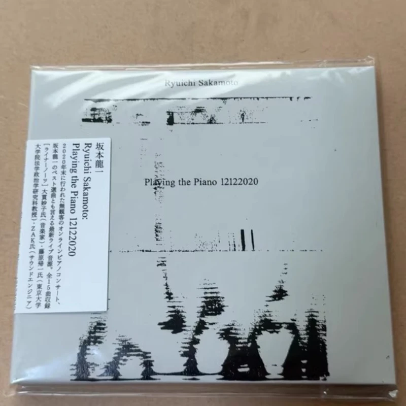 

Знаменитый японский композитор, певец и пианист Рюичи Сакамото играющий на фортепиано компакт-диск портативная музыкальная коллекция подарков