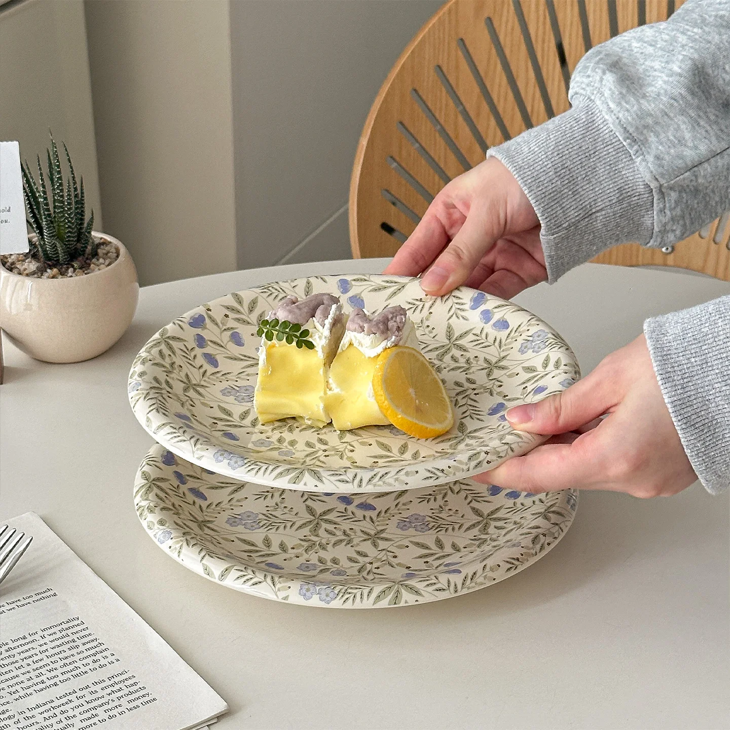 French Style Flower Pattern Ceramic Plate New Household 8.5 Inch Good-looking Round Dishes High Temperature Applique Craft Plate