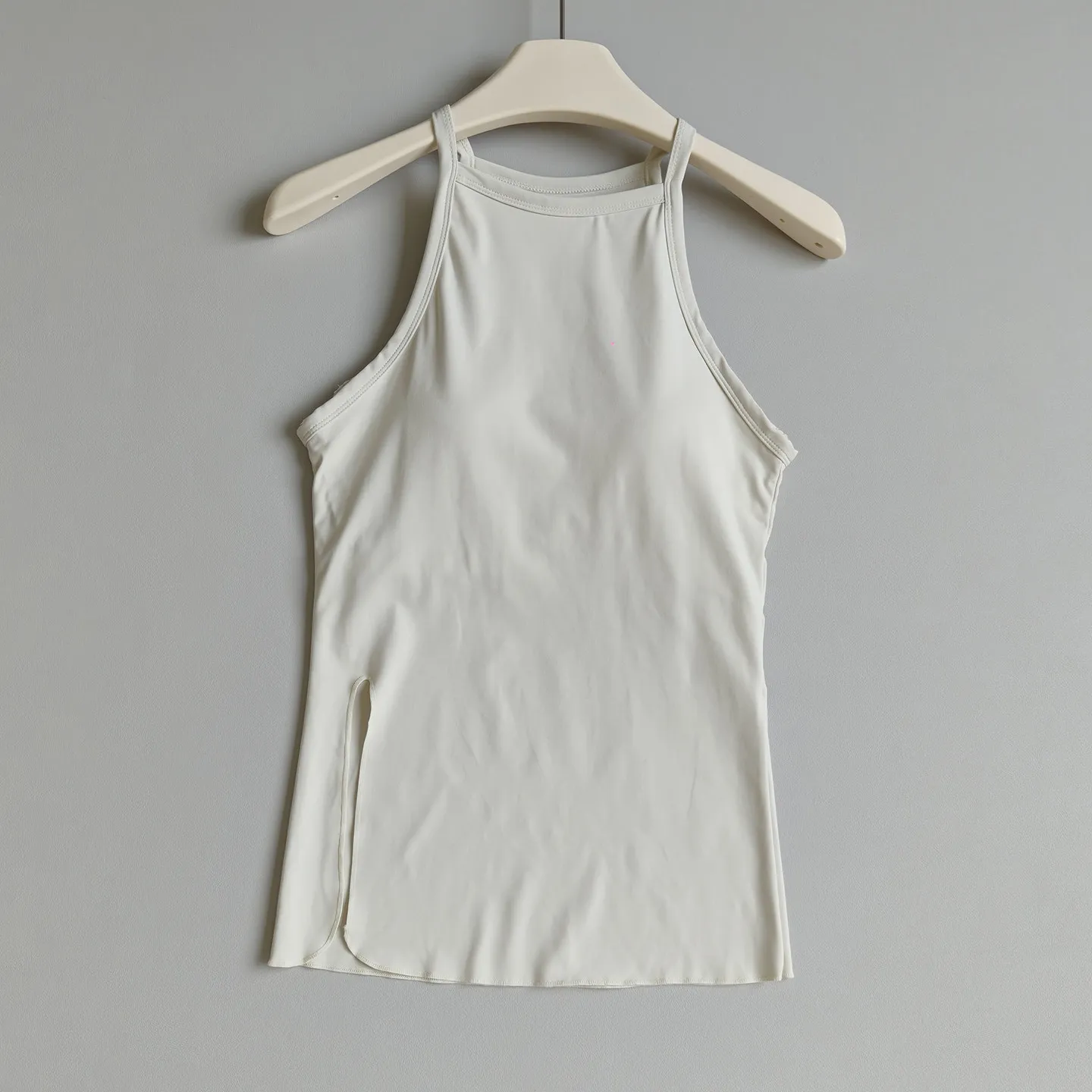 colete-de-yoga-feminino-nude-sem-mangas-top-slim-fit-com-bojo-para-pilates-roupa-de-treino-com-fendas-laterais-para-uso-externo-top-fitness