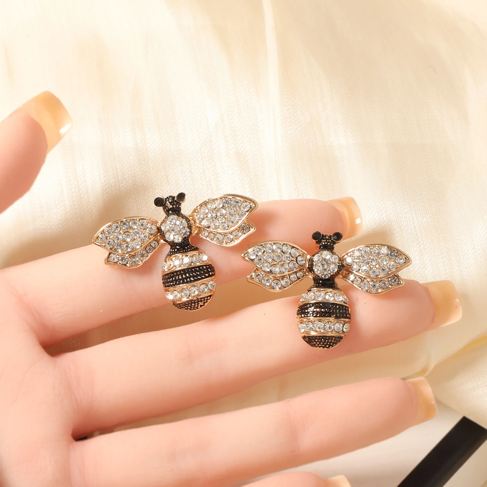 Exquisite fashion niche design sense zircon super flash black bee stud earrings, cute versatile daily woman