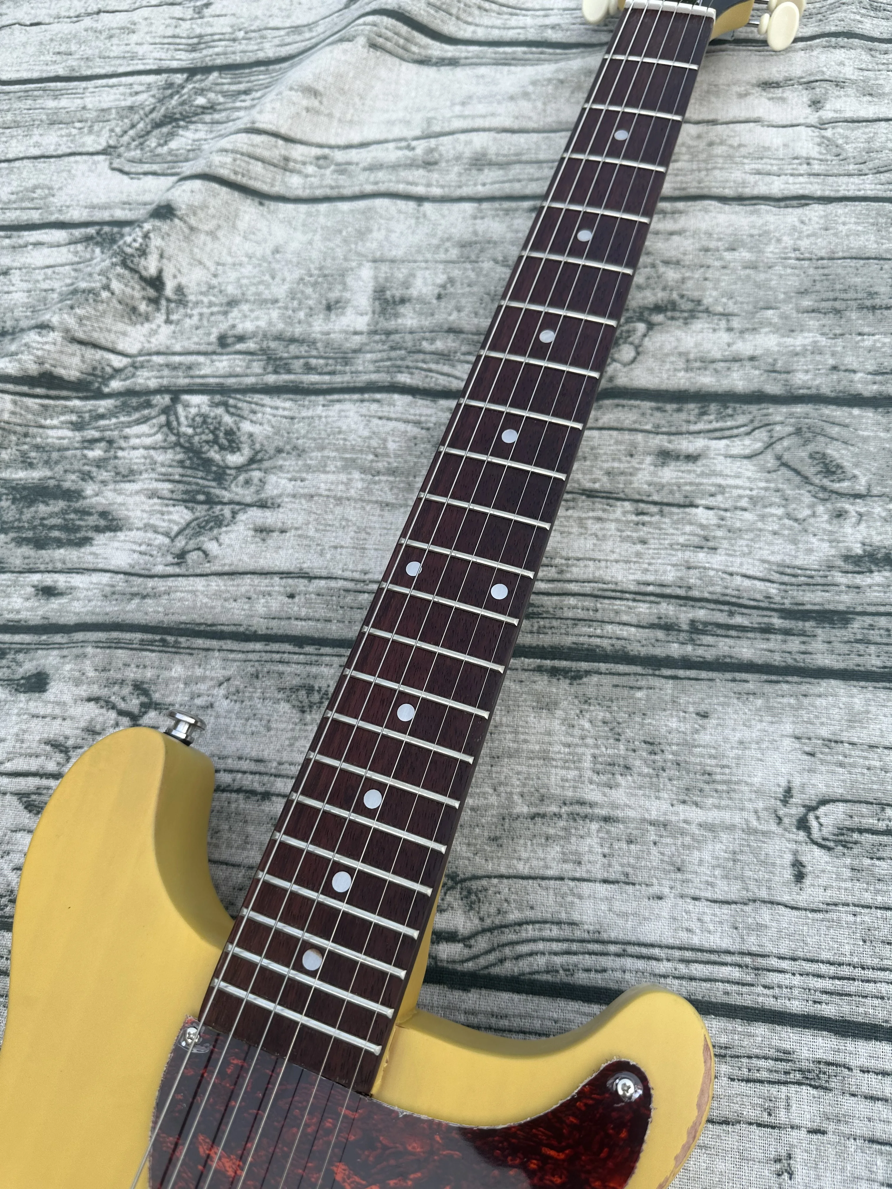 Standard electric guitar, TV yellow， matte, distressed body, milk white retro tuner, lightning package