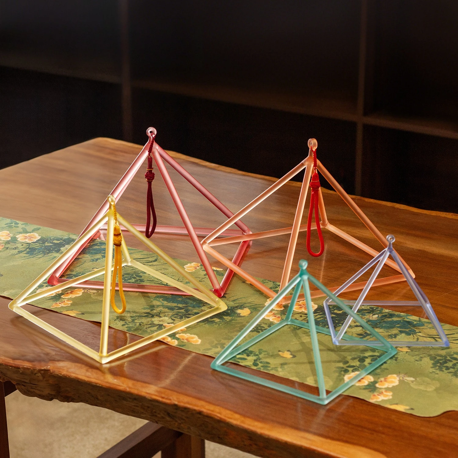 Colored Crystal Pyramid Instrument, Yoga Degaussing Geometry Yoga Meditation Quartz Instrument Tripod