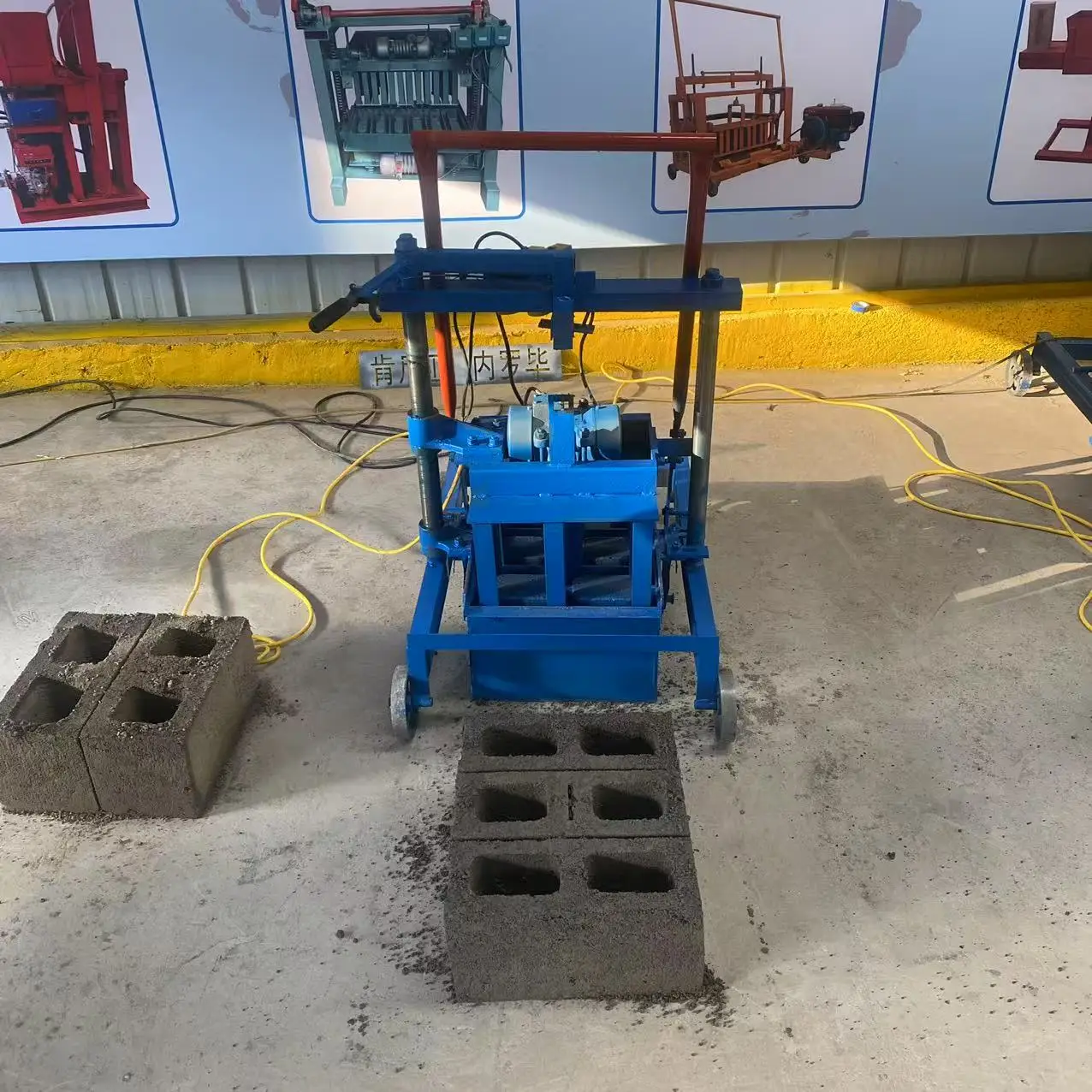 آلة تصنيع الطوب الصغيرة المحمولة بسعر المصنع للبيع آلة تصنيع الطوب اليدوية