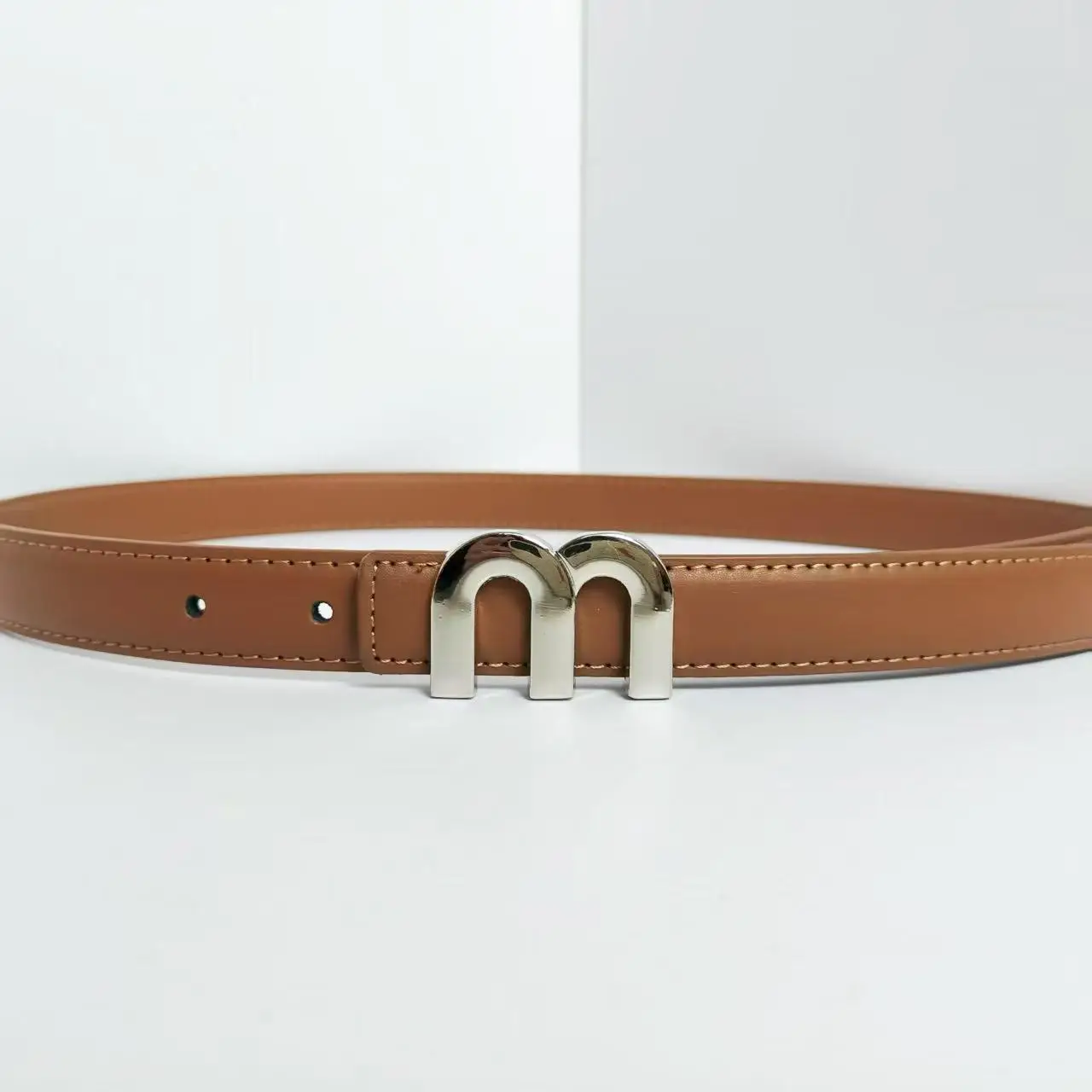 Damengürtel M. Hochwertige Silberschnalle, ideal passend zu Kleidern und Jeans, Damengürtel – Detail 4