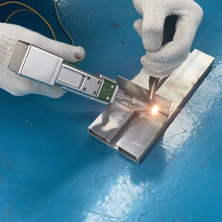 

Портативный ручной лазерный сварочный аппарат для металла, нержавеющей стали, углеродистой стали, алюминия