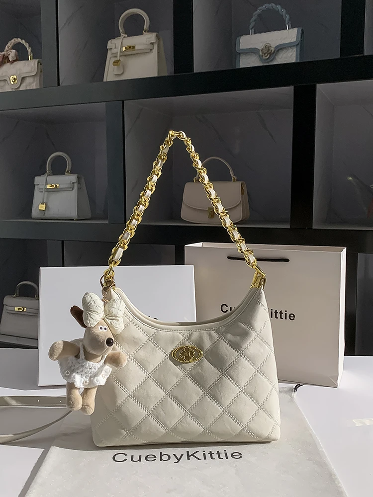 Women's Chain Link Crossbody Bag - usage example