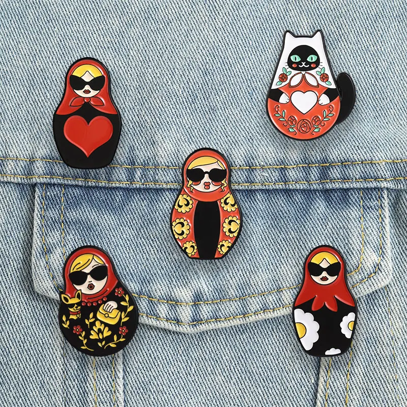 Russische Matroschka-Puppen-Emaille-Pins: Klassische russische Matroschka mit rotem Kopftuch, Sonnenbrille, Blumen- & Katzen-Brosche, Schmuck-Abzeichen – Detail 13