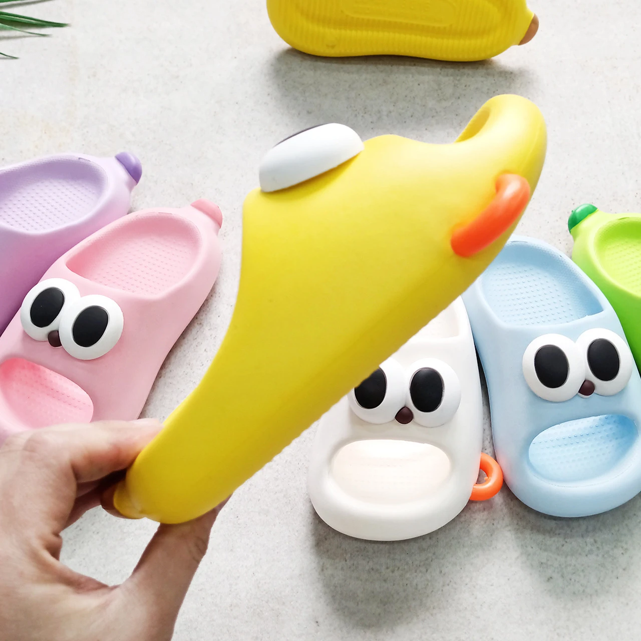 Sandal Pisang Anak-anak Musim Panas Sandal Anti-selip Sol Tebal Slide Lucu Mata Besar Portabel Luar Ruangan Anak Laki-laki Perempuan Kamar Mandi Rumah Dalam Ruangan