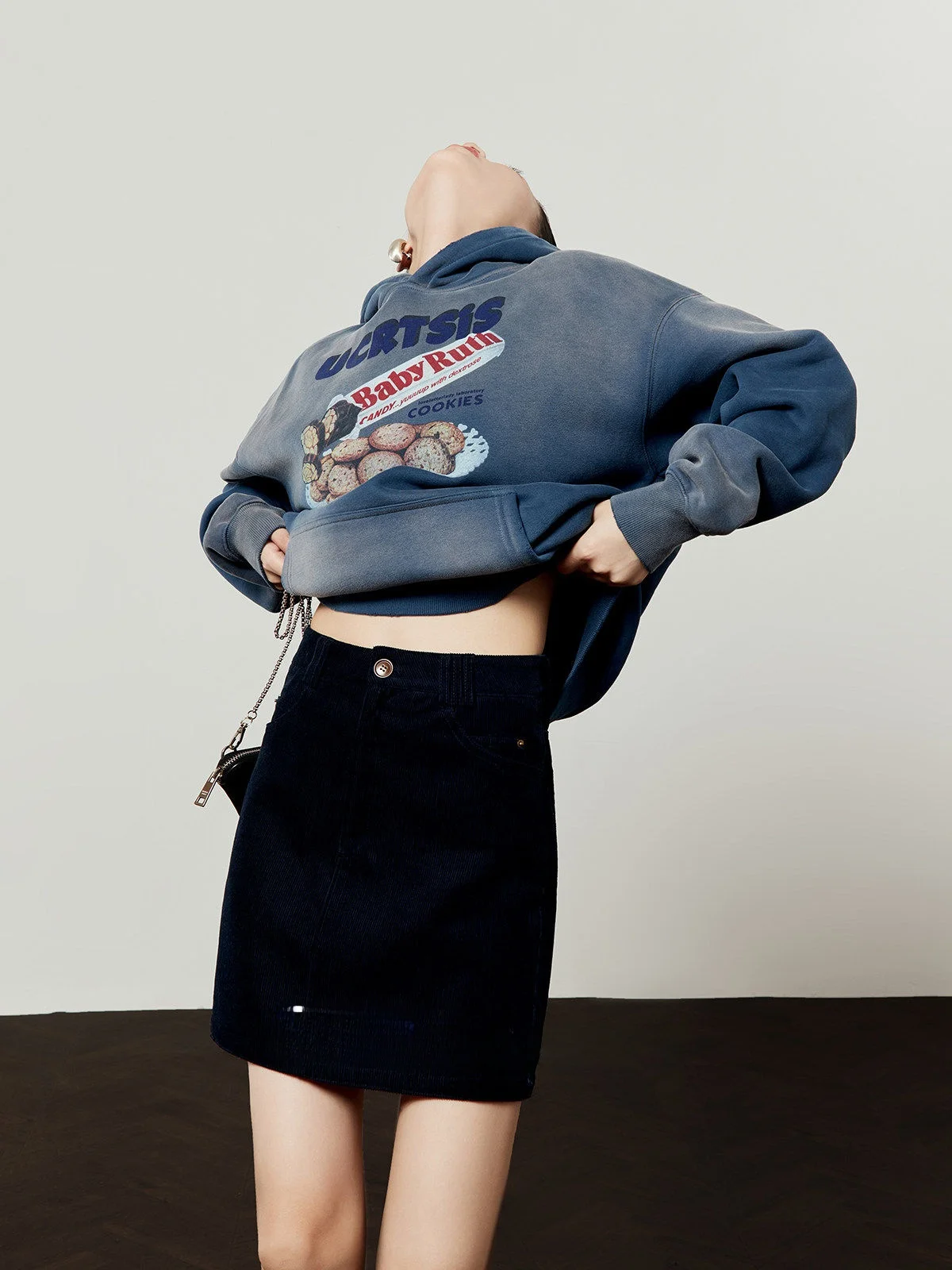 

Женская толстовка цвета индиго, осенняя новинка 2025 года, винтажный принт с печеньем, свободный крой, топ для повседневной носки, с длинными рукавами