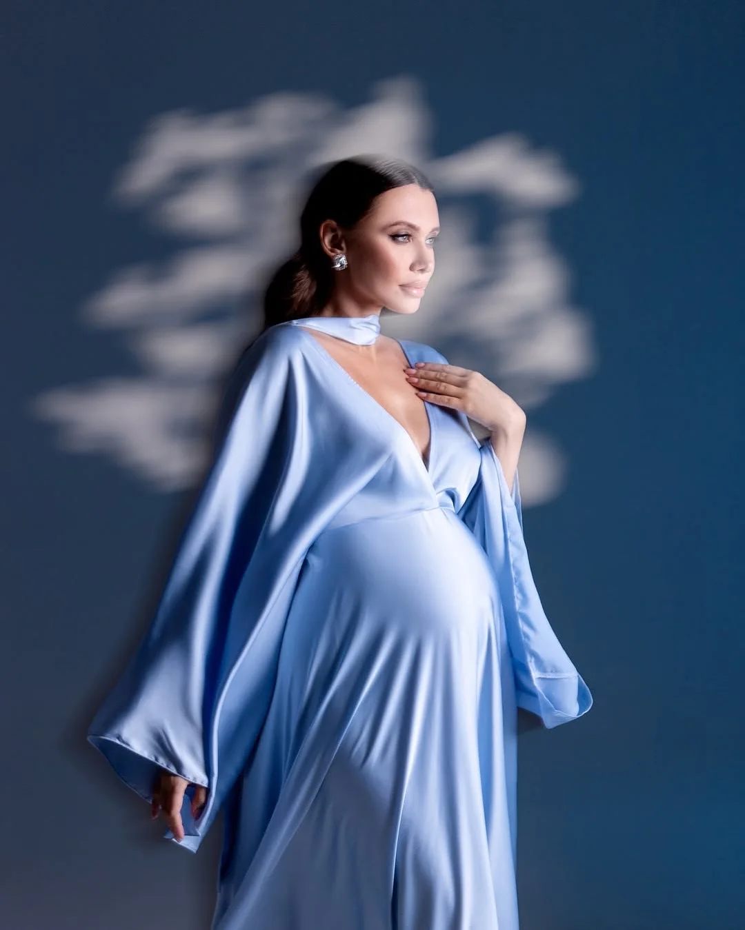 床丈スカイブルーサテンマタニティローブディープVネックロング妊婦ドレスワイドスリーブ妊娠ドレス写真撮影用