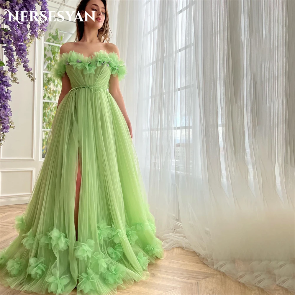 

Nersesyan Grass Green Formal Prom Dresses A-Line 3D Flowers Off Shoulder Side Slit Evening Dress Backless Homecoming Party Gowns