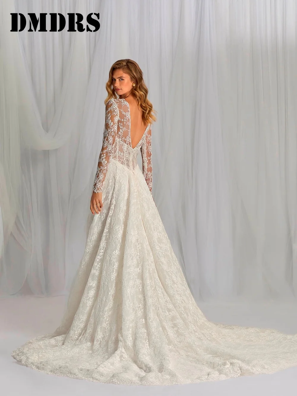 Affascinanti abiti da sposa con scollo a V profondo Abiti da sposa eleganti con spacco laterale Graziosi abiti da sposa lunghi fino al pavimento in tulle Abiti da sposa