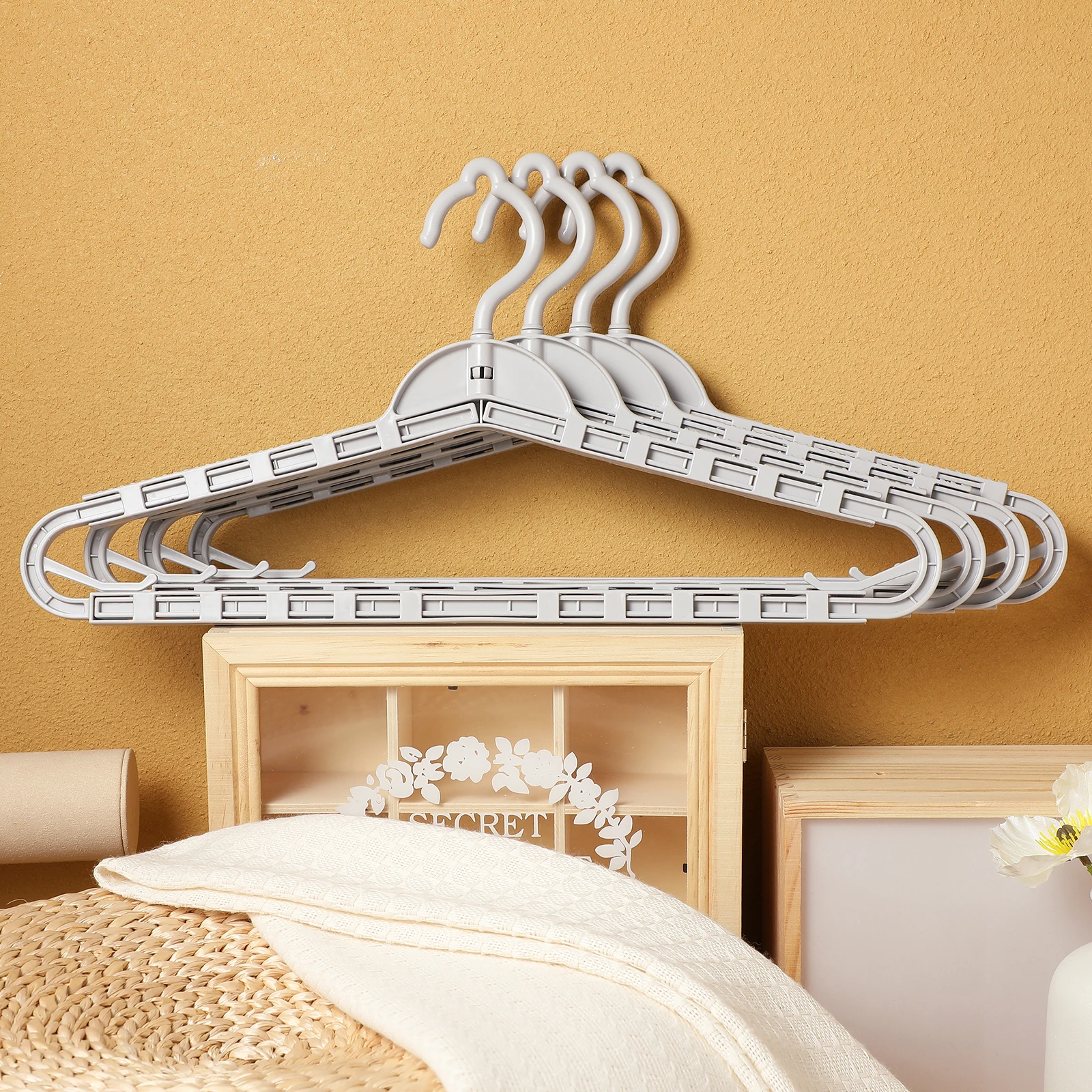 

4 pcs Telescopic Hanger Extra Wide Retractable Clothes Hangers For Men Pants Drying Quilt Foldable Suit Skirt Sturdy PP