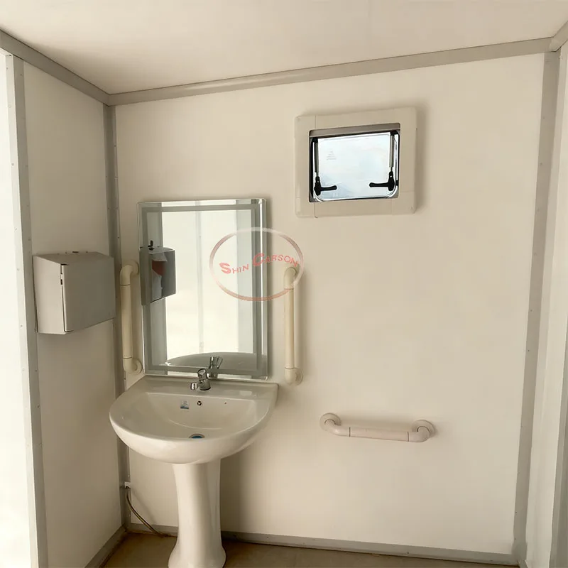 장애인을 위한 야외 이동식 화장실, 손잡이와 세면대가 있는 접근 가능한 화장실, 환기구와 거울, 안전 및 편리한 디자인