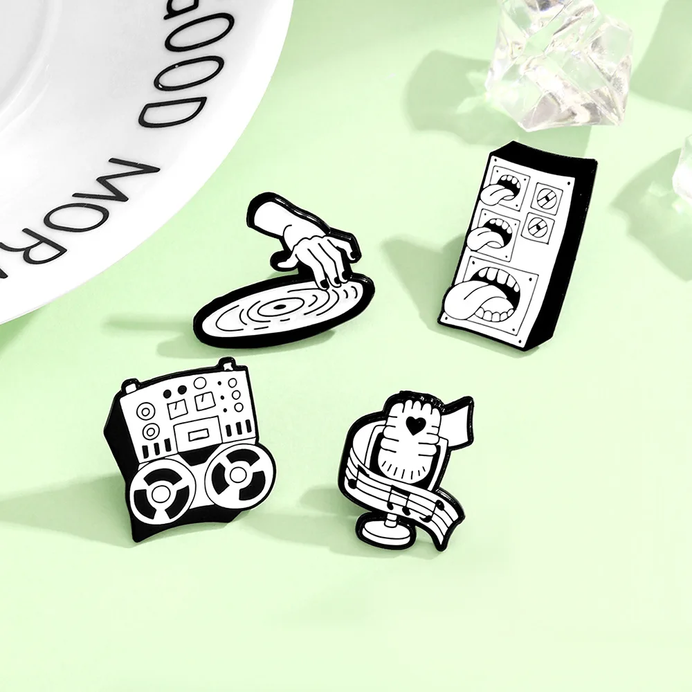 Крутой-музыкальный-мир-с-динамиками-прилипающими-их-длинными-язычками-рулевыми-стрелками-микрофонами-модными-брошками-аксессуарами