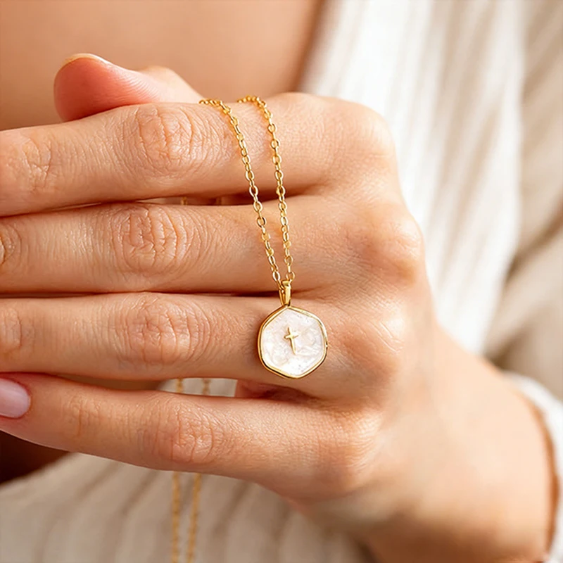 Fotografia 3: Colar Gargantilha Moderno Estilo Ins com Pingente Redondo de Pérola e Cruz em Bronze Dourado com Esmalte Gotejante – Lançamento Quente