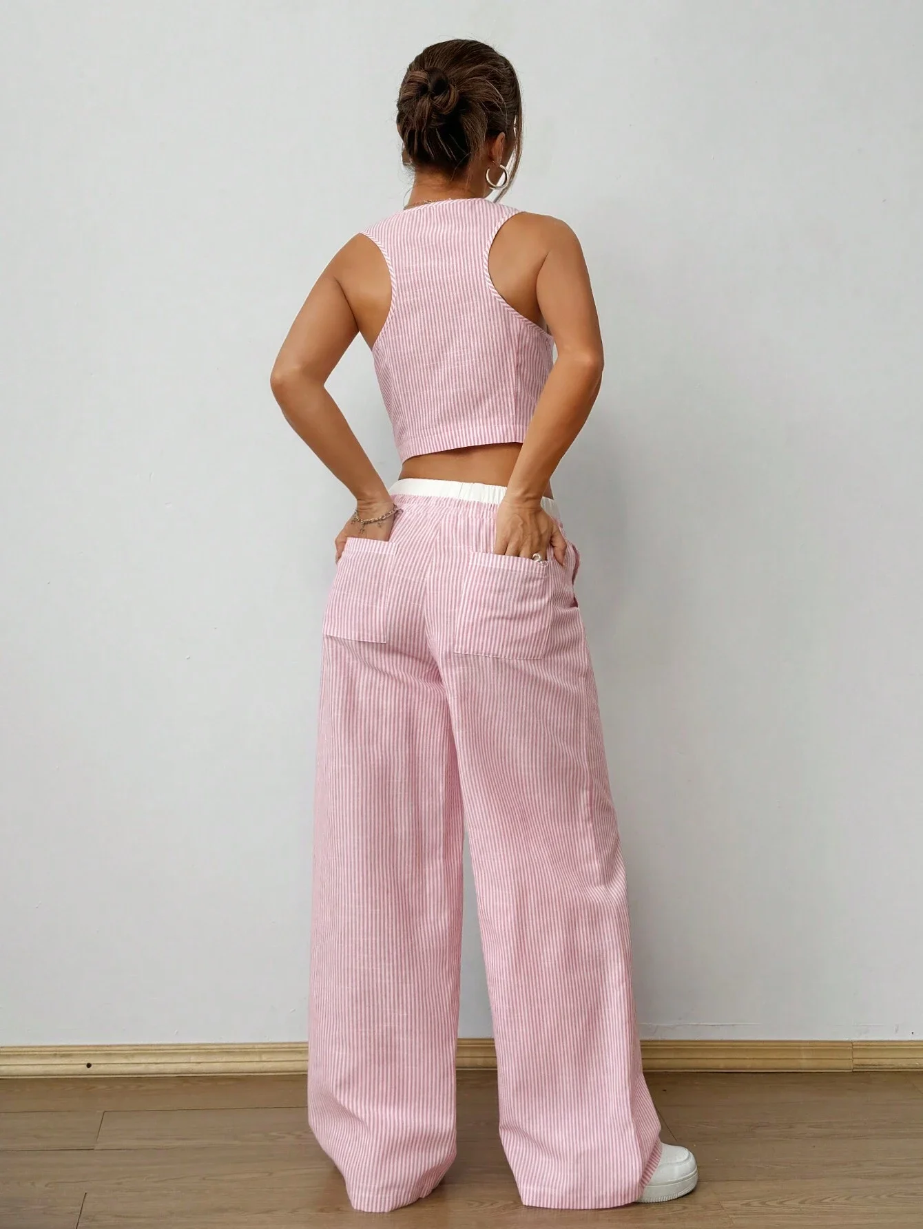 

Полосатый укороченный топ без рукавов с V-образным вырезом и пуговицами спереди, а также широкие брюки с накладными карманами — комплект из двух предметов