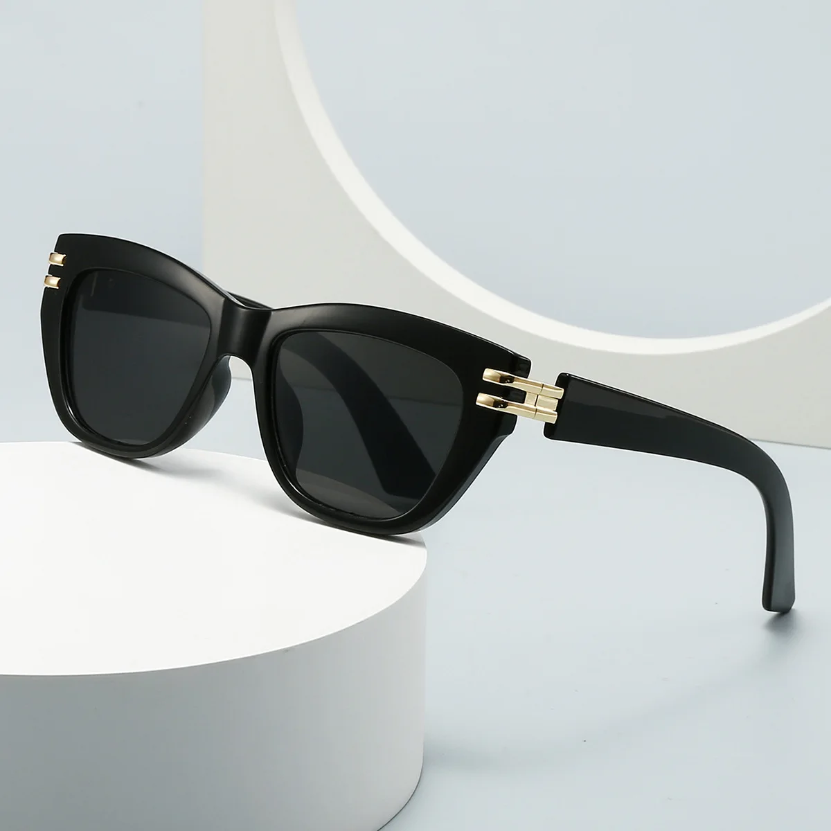 

Luxury Brand Design Punk Irregular Square Sunglasses Women For Men Sun Glasses Vintage Popular Big Frame Metal Rivet Eyeglasses