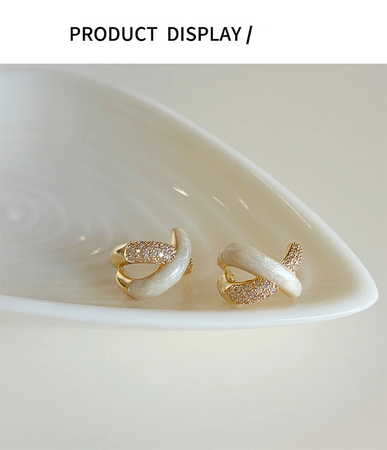 Elegante weiße Emaille-Ohrstecker mit Mikro-Zirkonia-Besatz in Goldfarbe für Damen – stilvolles High-End-Schmuck-Accessoire für Partys – Detail 3