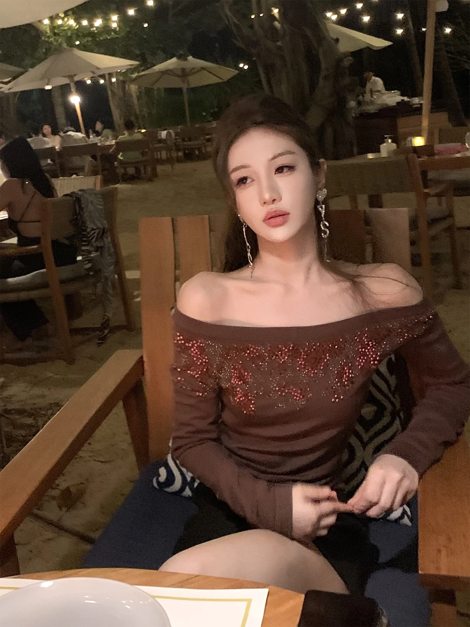 

Вязаный топ с одним открытым плечом, ручной работы, красного цвета, с деревянными элементами, прямого кроя, с длинными рукавами, для похудения