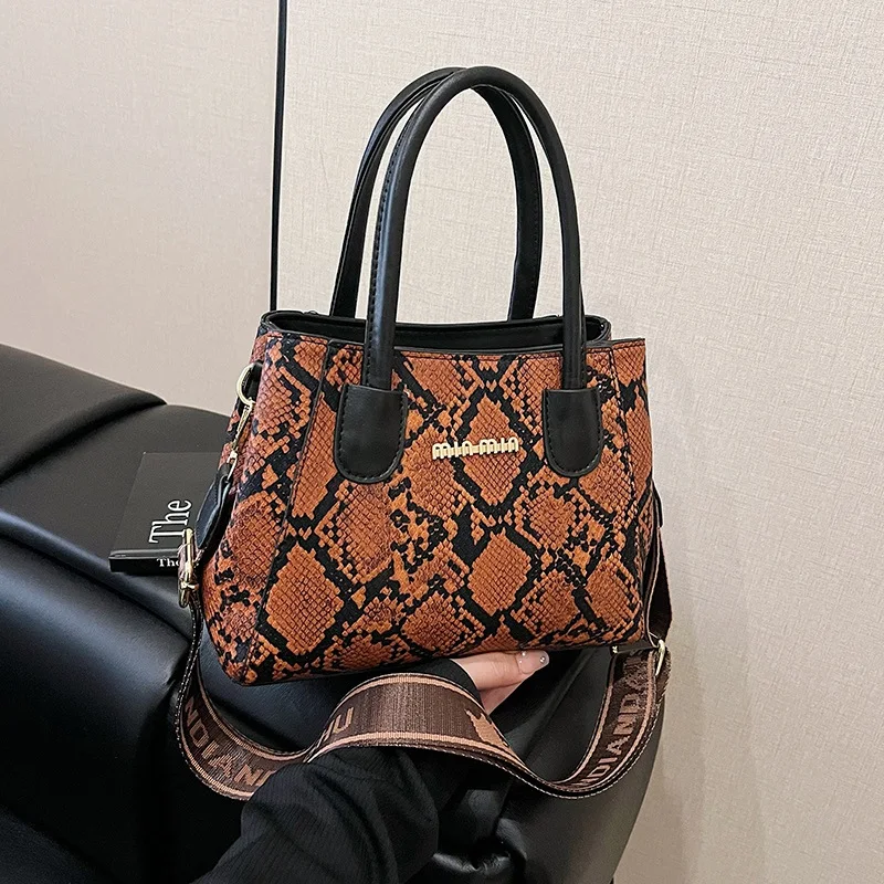 

2025 New Women's Snake Print Ins Niche Crossbody Bag - Trendy Elegant Shoulder Carry for Everyday Use