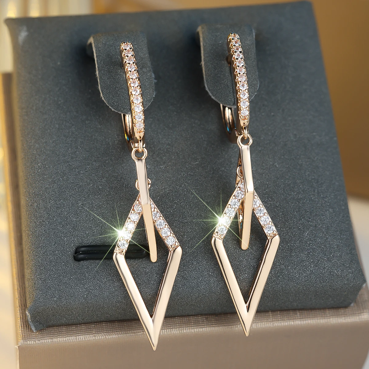 Luxuriöse Kleine Weiße Runde Zirkon-Stein Creolen für Frauen Vintage Damenmode Goldfarben Hochzeitsschmuck