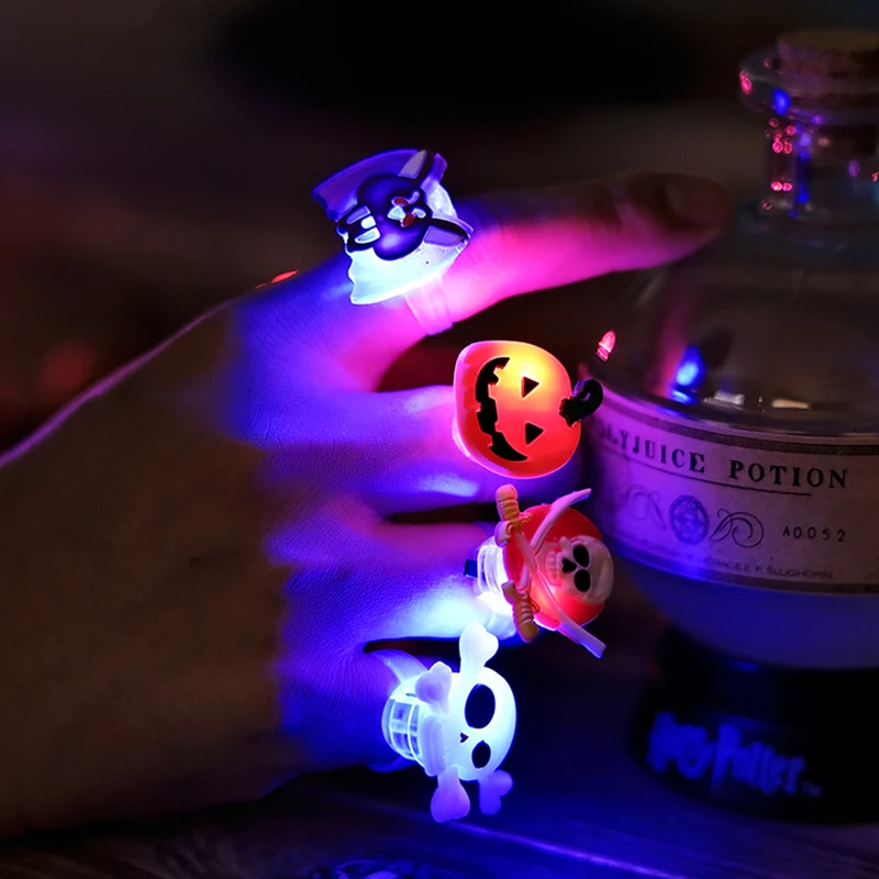 5 szt. Nowy Halloween flashing Ring rekwizyty na przyjęcia świecący czaszka z dyni pierścień pająk Halloween element ubioru zabawki dla dzieci bawiące się w nocy