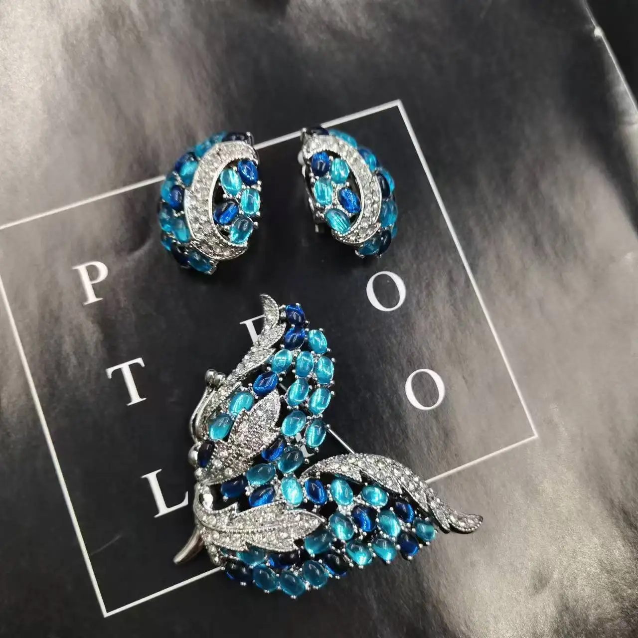 

Средневековый летний новый продукт 2024, синяя овальная смола, брошь-бабочка, набор зажимов для ушей, оптовая продажа