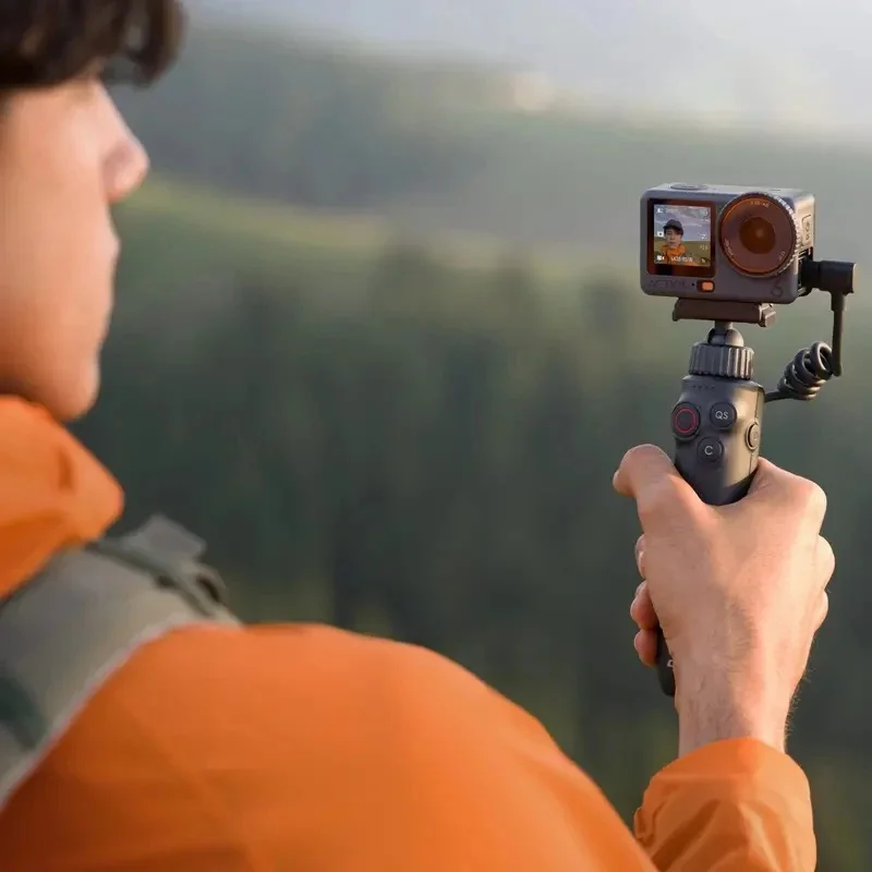 Osmo Action Dual-Direction Battery Handle Built-in 4900 mAh battery provides long-lasting power for Osmo Action 6