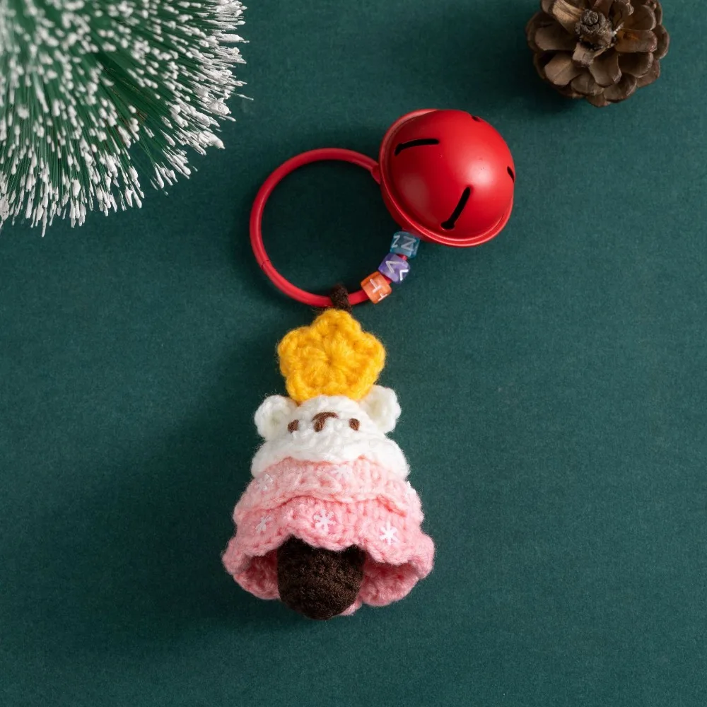 Exquisite handgefertigte Weihnachts-Strickanhänger mit Glöckchen, weicher Weihnachts-Taschenanhänger, Mini-Garn-Weihnachtsanhänger für Freunde – Detail 11