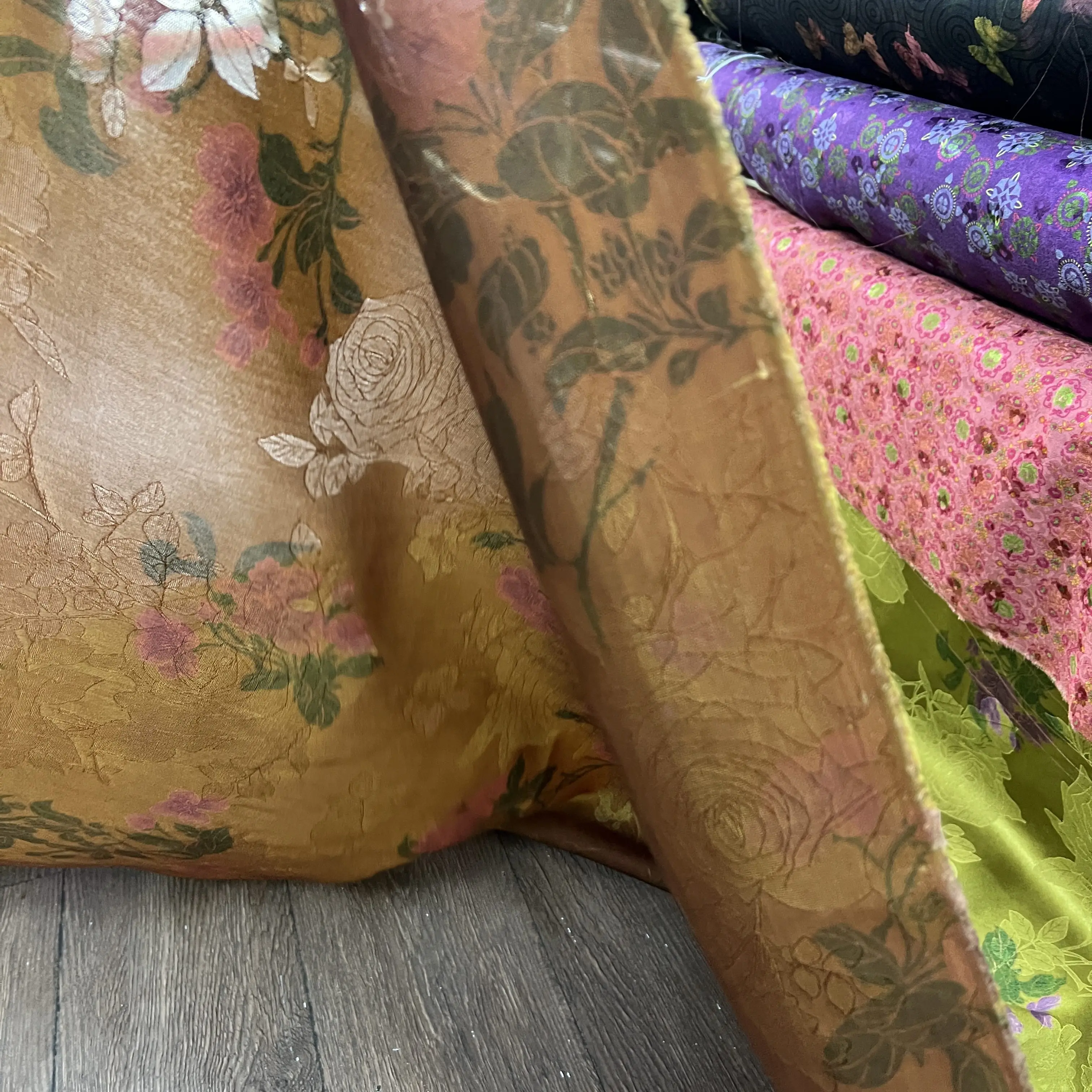 Silk Flower Gambiered Guangdong Silk Cloth Silk Autumn Green Dress Suit Hanfu Red Cloud Yarn Fabric