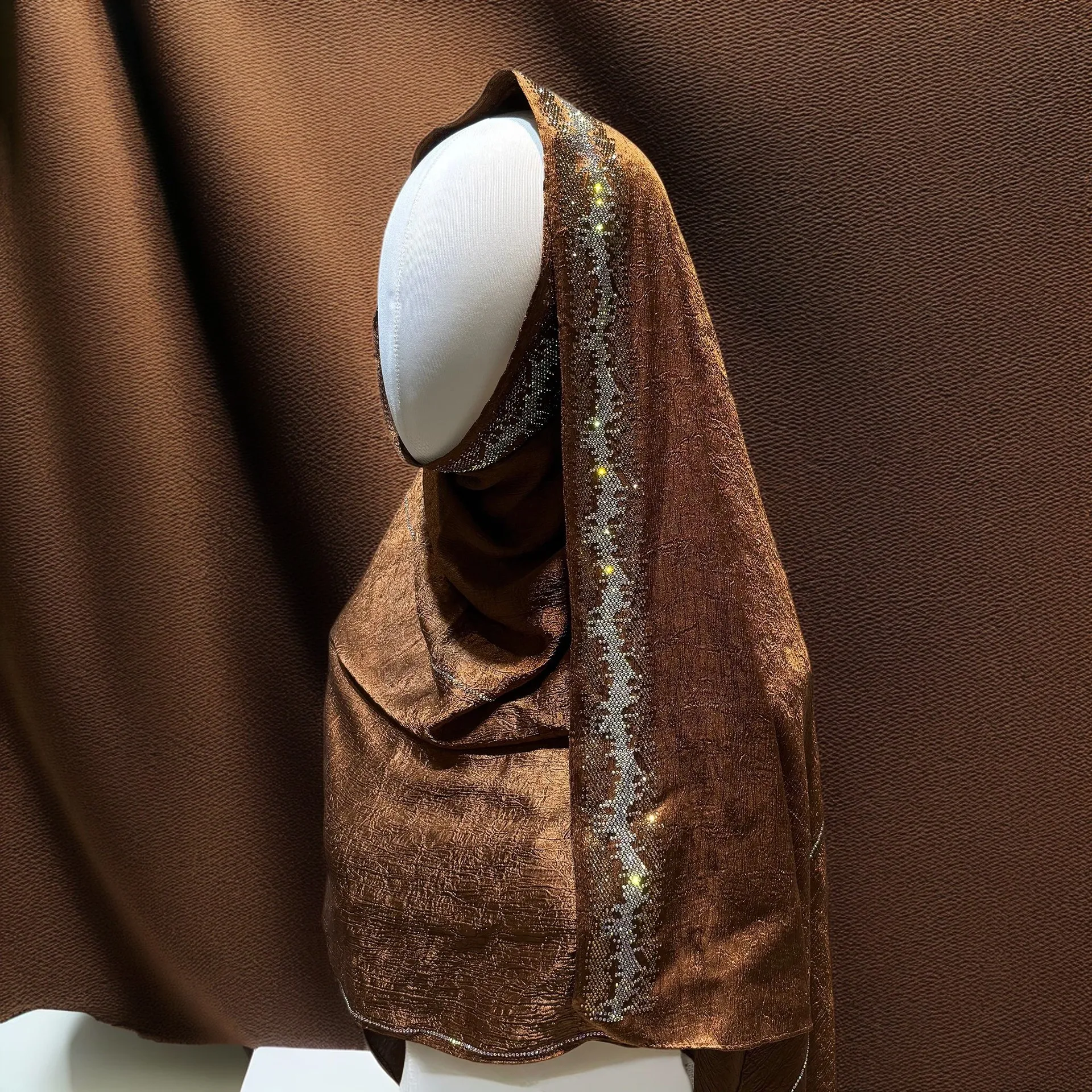 foulard con strass impreziosito a mano con bordo Sciarpa da donna in chiffon avvolgente in tinta unita in stile etnico con hijab quadrato in pizzo