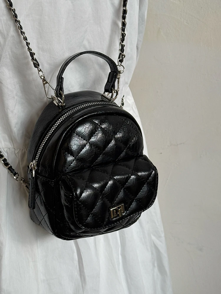 حقيبة ظهر صغيرة بسلسلة شبكية ماسية جديدة لعام 2025 حقيبة ظهر نسائية صغيرة متعددة الاستخدامات للتنقل اليومي