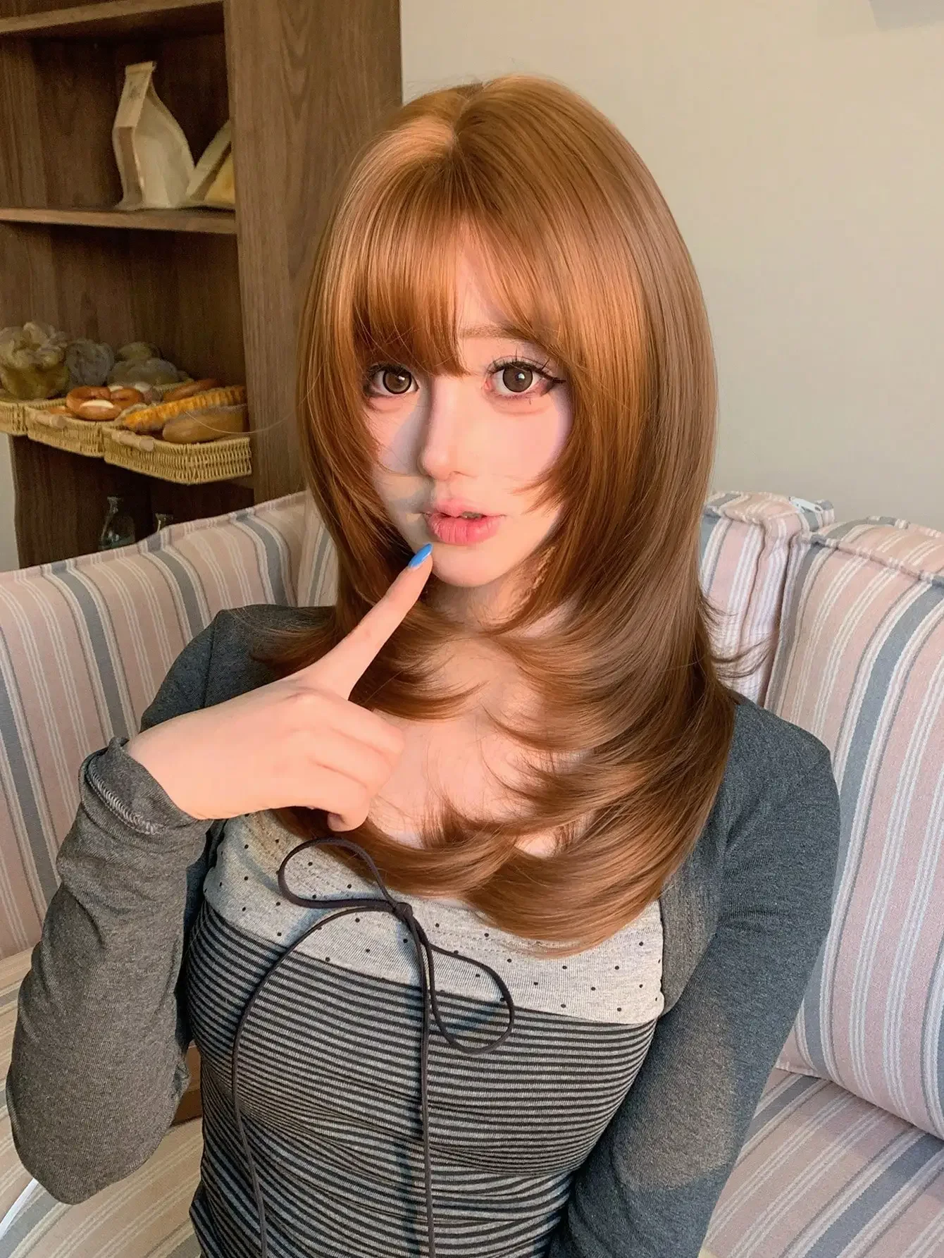 

22-Inch Long Synthetic Wig Featuring A Natural Wavy Style In A A Stunning Mocha Brown. Designed With Bangs , This False Hairpiece Is Perfect For Ms Daily Use, Offering A Natural And Realistic Appearance That Mimics Gift For Ladies.