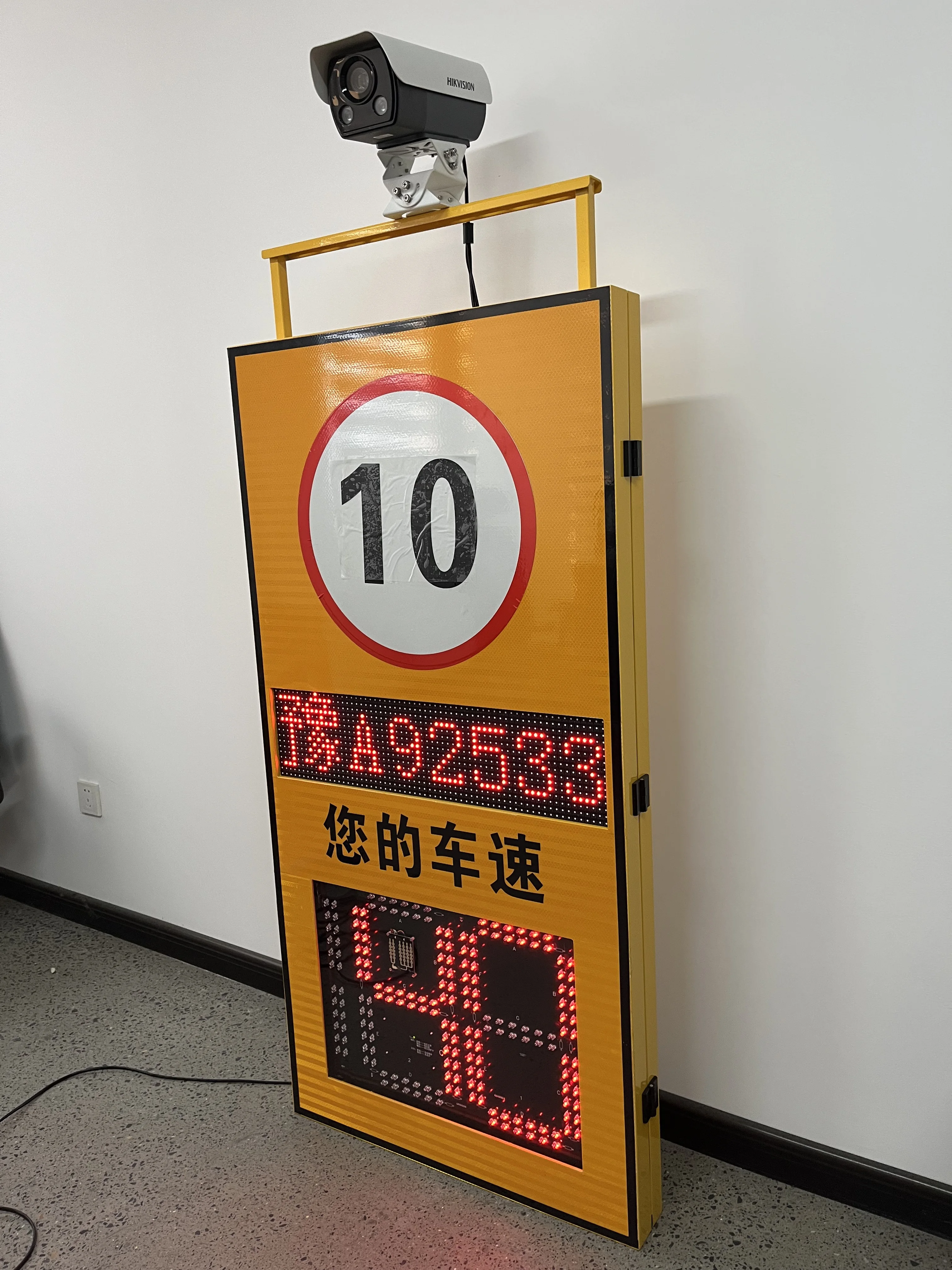 Hot Selling Solar Radar Speed Limit Traffic Sign Board LED Display Vehicle Photos Road Safety Warning Signs