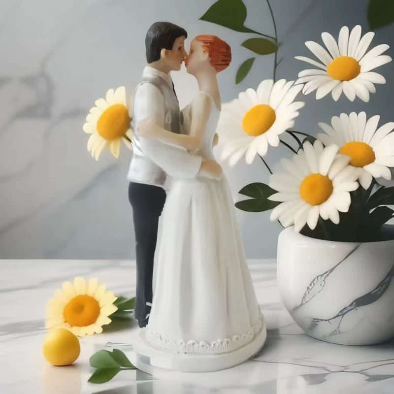 Resin Craft Ornament Romantic Kiss Bride and Groom Decorations Wedding Props New House Decorations