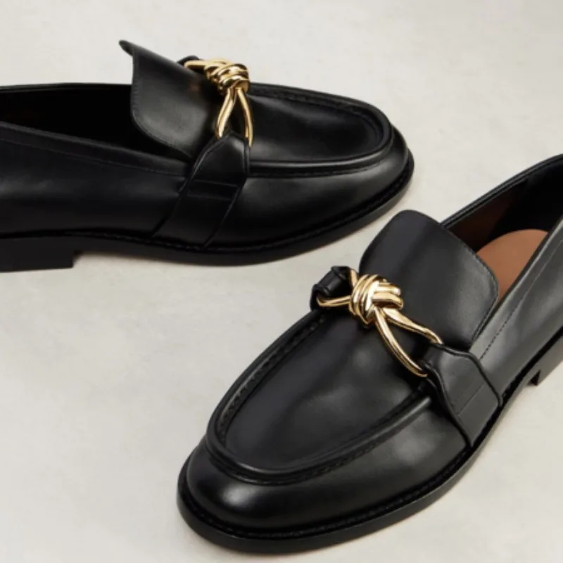 금속 버클, 둥근 앞코, 평평한 밑창, 스타일리시하고 다재다능한 싱글슈를 갖춘 여성용 영국 스타일 레트로 천연 가죽 로퍼