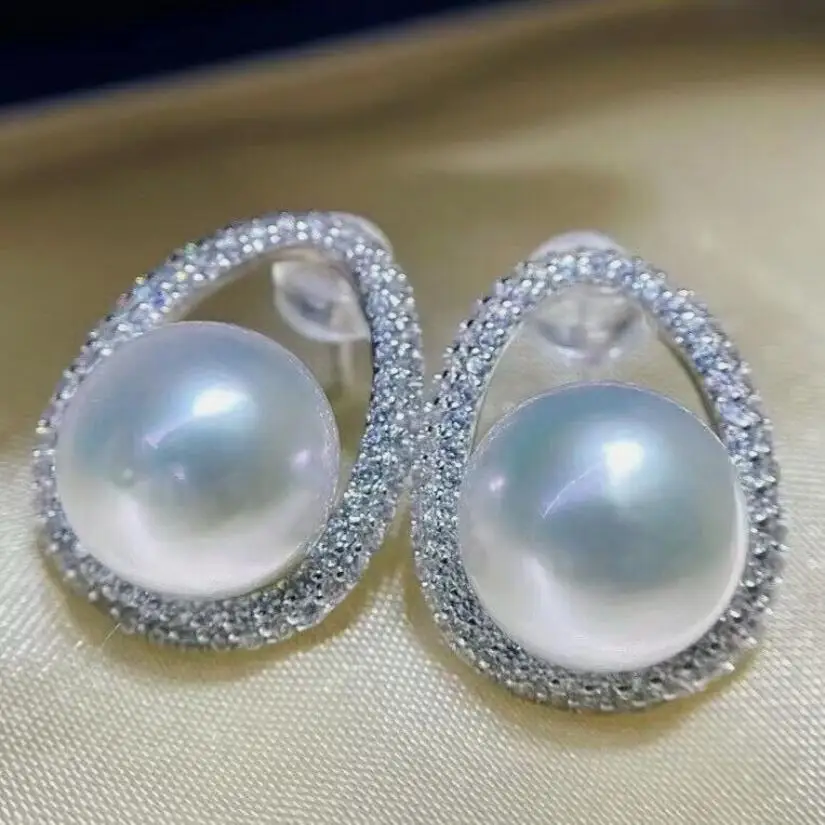 

Элегантная пара круглых серег-гвоздиков с белым жемчугом Южного моря диаметром 10-11 мм, 925-х годов.