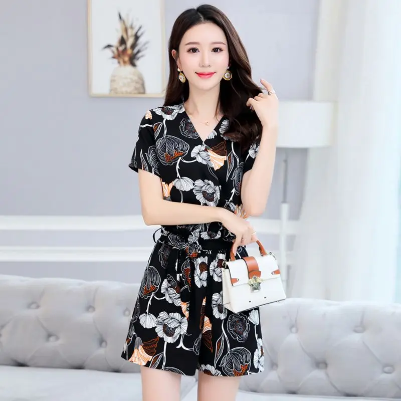 Women\'s Korean Fashion Small Floral V-neck Short Sleeved T-shirt Tops And Wide Leg Shorts 2 Two Piece Sets 2024 New Summer Suit