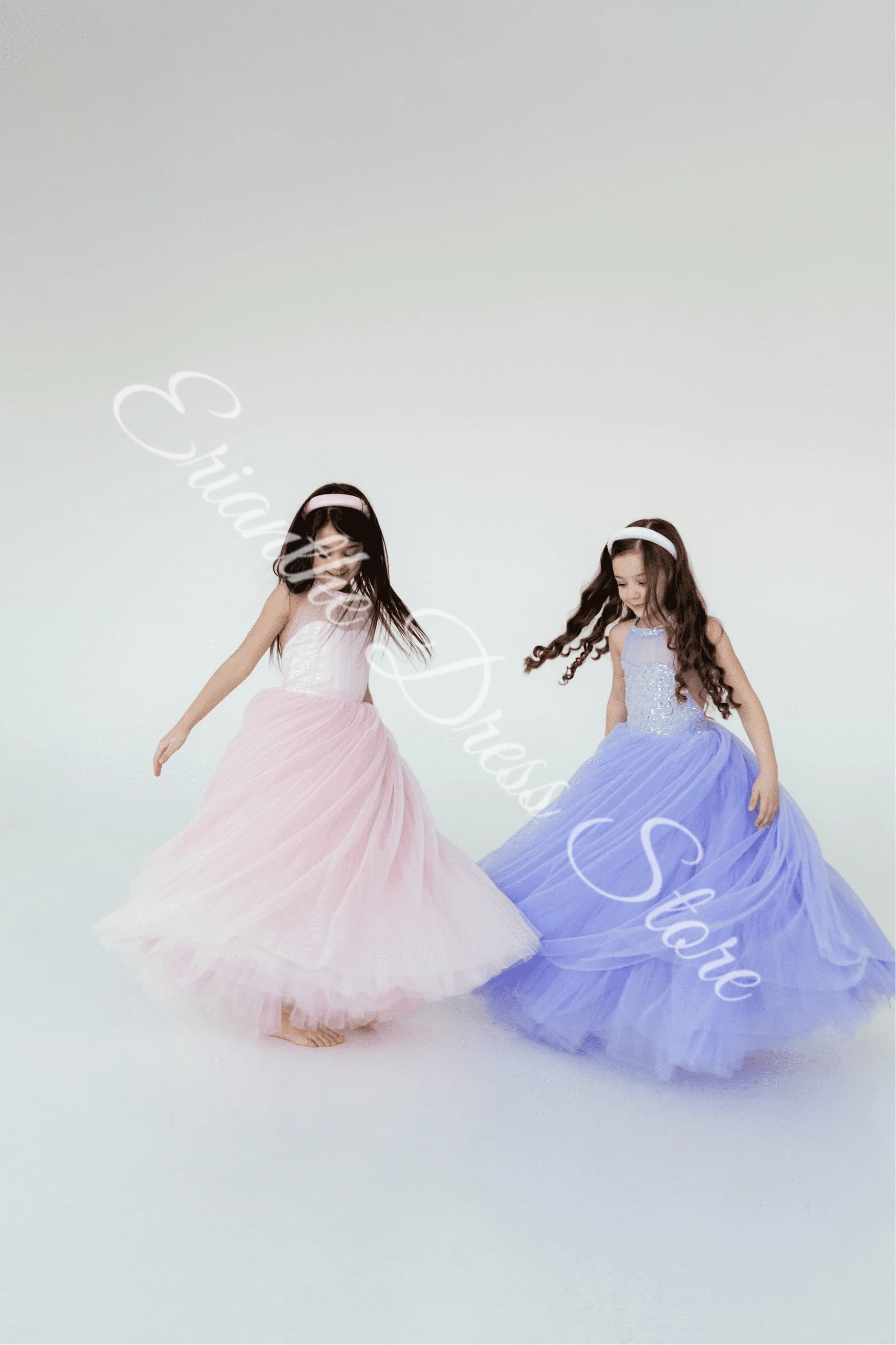 ชุดเดรสเด็กผู้หญิงสีขาว ผ้าทูลล์พองฟู ประดับลูกปัดและเลื่อม พร้อมโบว์ สำหรับงานแต่งงาน งานวันเกิด งานรับศีลมหาสนิท งานเลี้ยง ออกแบบตามสั่ง