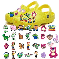 Disney 1 stücke niedlichen Cartoon Charakter Spielzeug Geschichte Bär PVC Schuh Charms DIY Sandalen Pins Zubehör dekorieren Mädchen Kinder Junge Party Geschenk