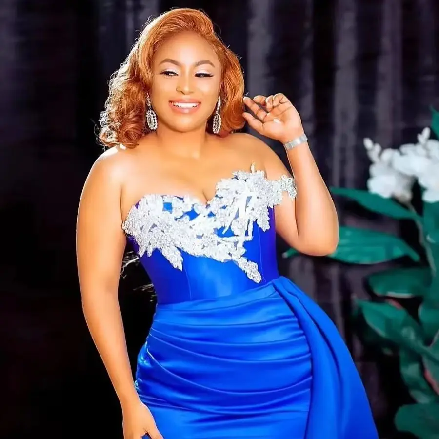 فساتين حفلة موسيقية أنيقة باللون الأزرق الملكي ذات فتحة عالية مع زينة من الدانتيل فساتين حفلات السهرة الطويلة