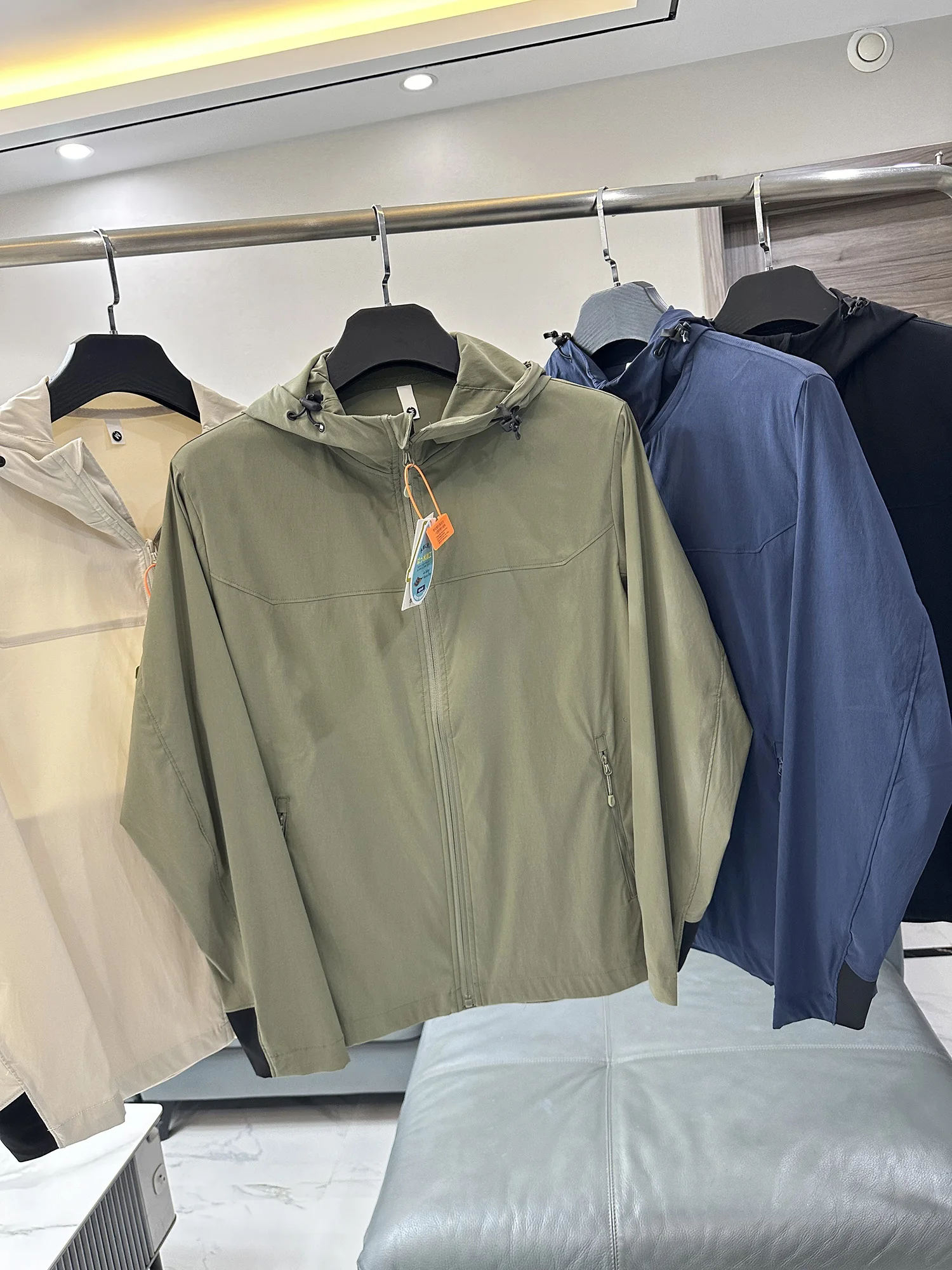 

Мужская ветрозащитная и водонепроницаемая куртка для активного отдыха с капюшоном, 3D-крой, приталенный силуэт, смесь полиэстера и нейлона