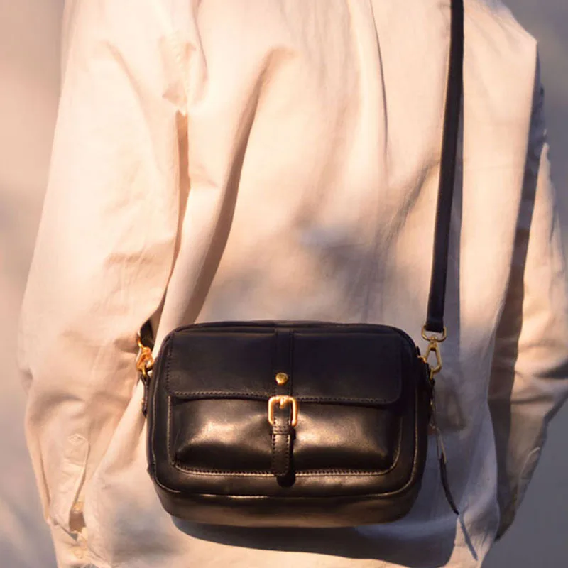 

AETOO Japanese Messenger Bag Retro texture Commuter retro leather men's bag Crossbody bag Small square bag tanned cowhide should