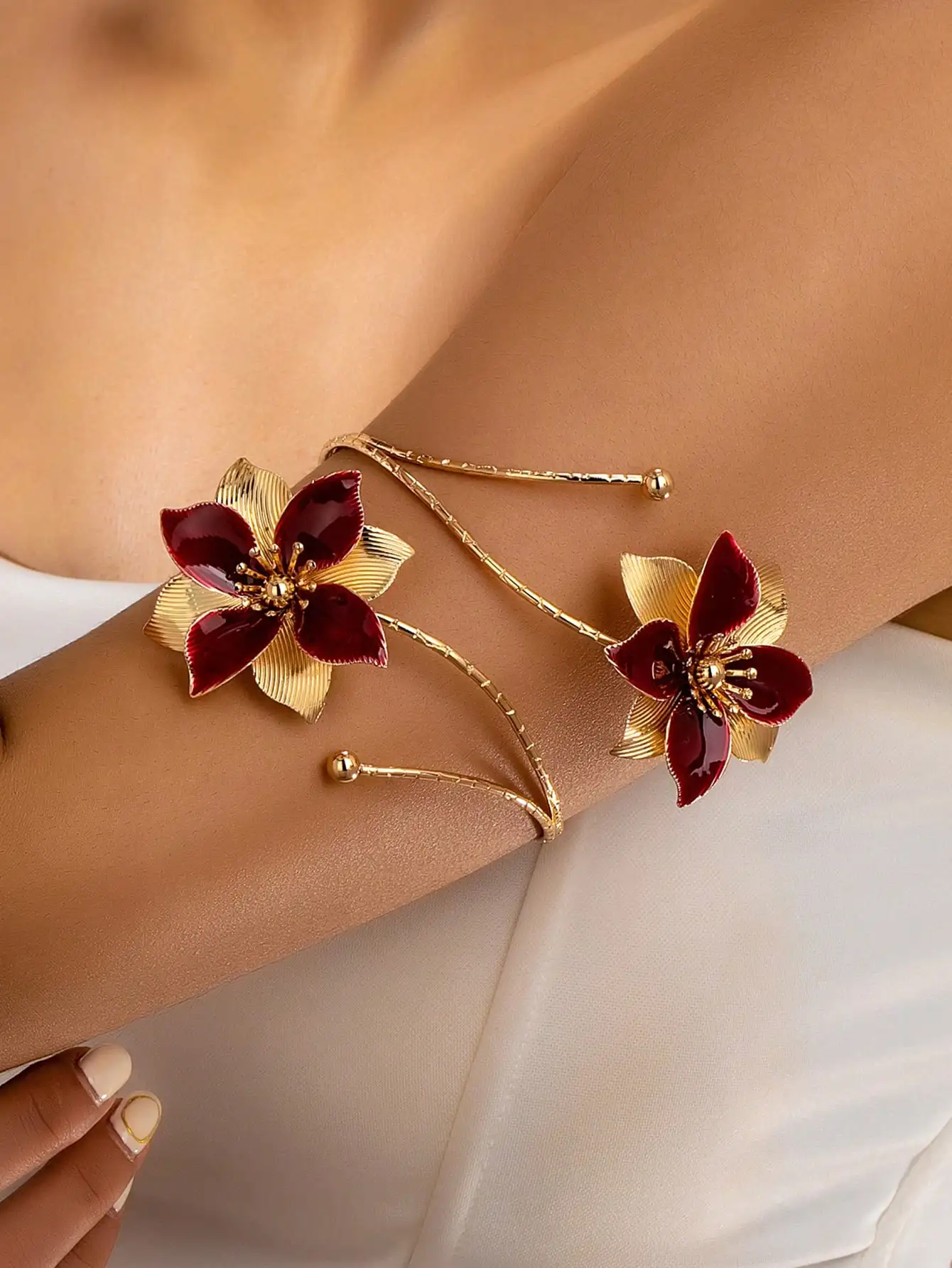 

1pc New Enamel Double-Headed Floral Hoop Bangle, Vintage Elegant Resort Style Luxury Exaggerated Floral Arm Bracelet For Women