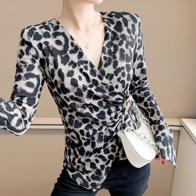 Women's Leopard Print V-Neck Long Sleeve Top Slim-Fit Figure-Flattering T-Shirt with Asymmetric Hem for Fall Spring