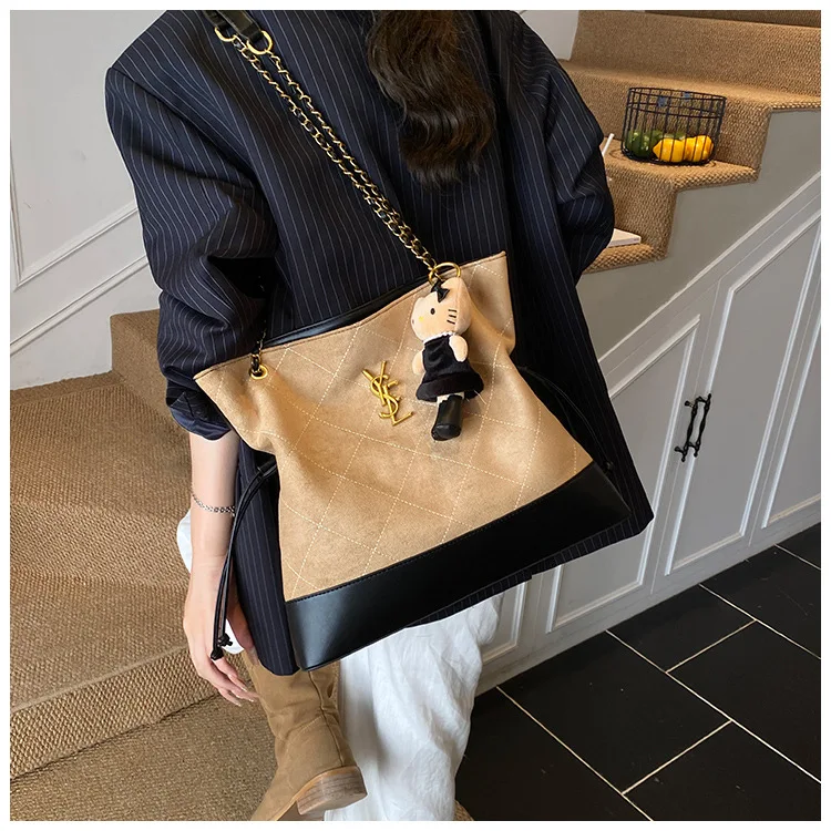 

2025 Новая женская сумка большой вместимости - многосторонняя сумка через плечо/ручная/плечо, повседневная водонепроницаемая сумка-тоут с ремешком-цепочкой