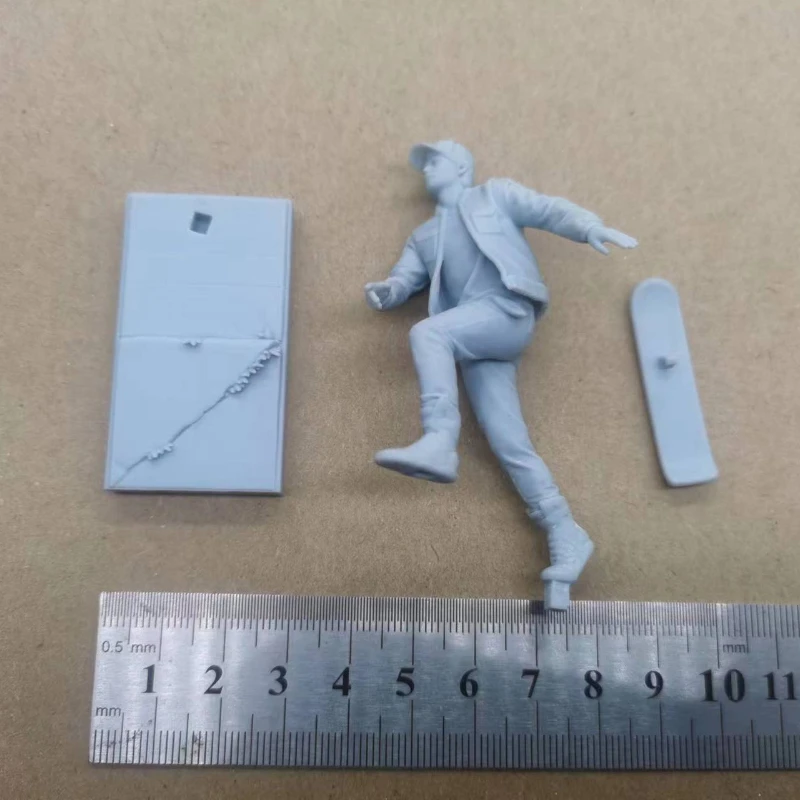 Skateboarding Teenager Resin Figure 1/24 Scale Assembled Model Kit Unassembled Diorama and Unpainted Figurines Toys