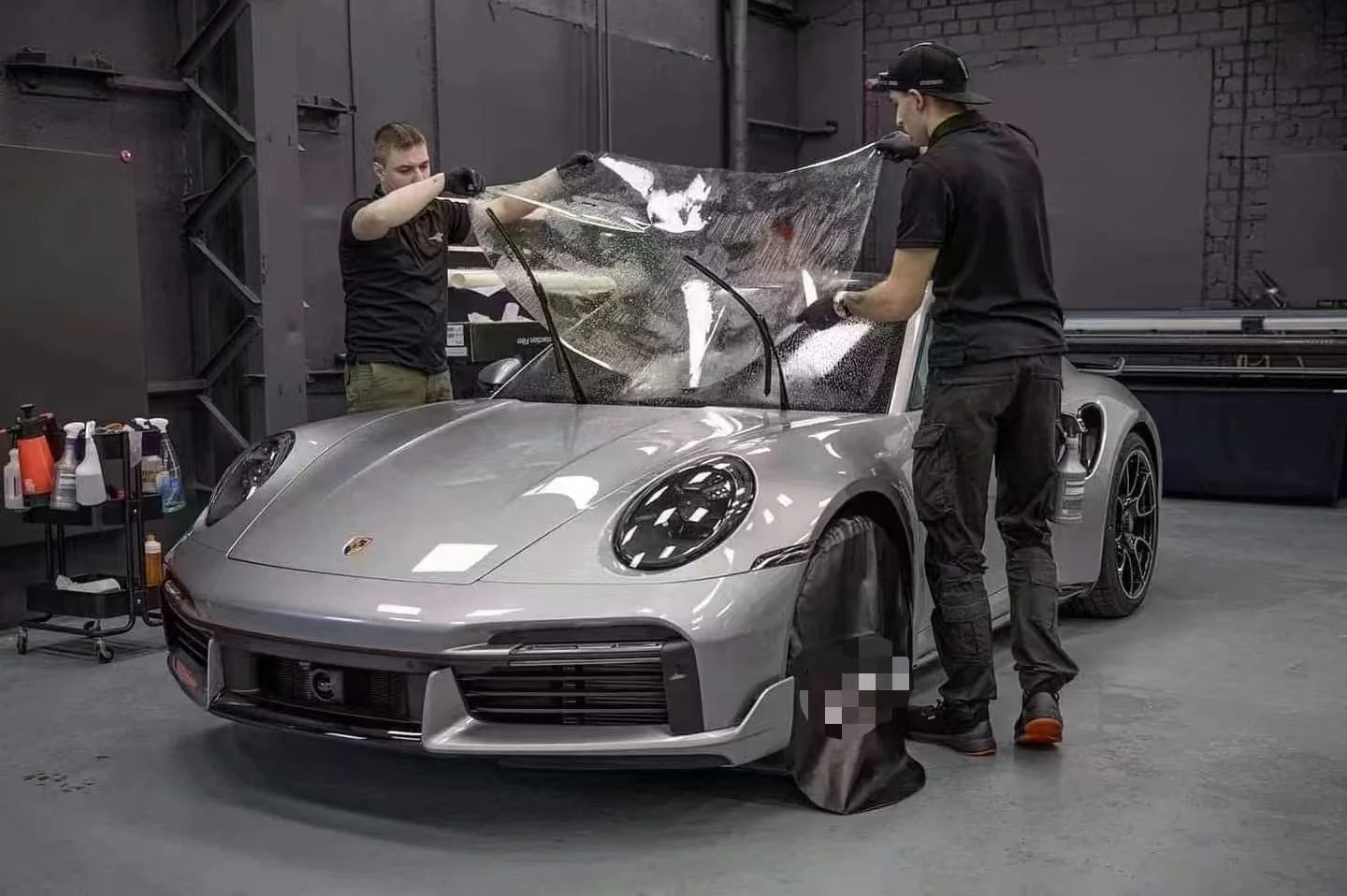 Folia ochronna na szybę przednią Premium TPU, odporna na zarysowania, kuloodporna, na szyberdach, odporna na lód, wysoce hydrofobowa, przezroczysta folia PPF na szybę przednią.